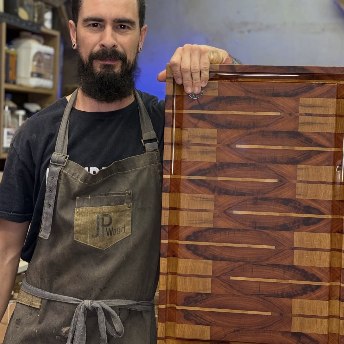 JP Wood segurando uma tábua de madeira de alto padrão